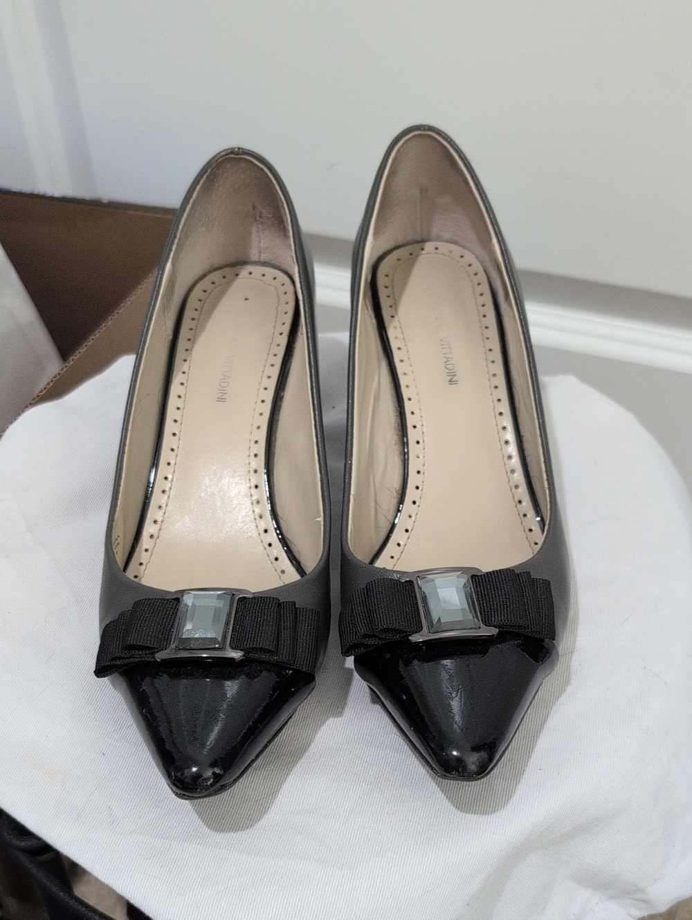 Adrianne Vittadini Classic Pointed Bow Pump in Black